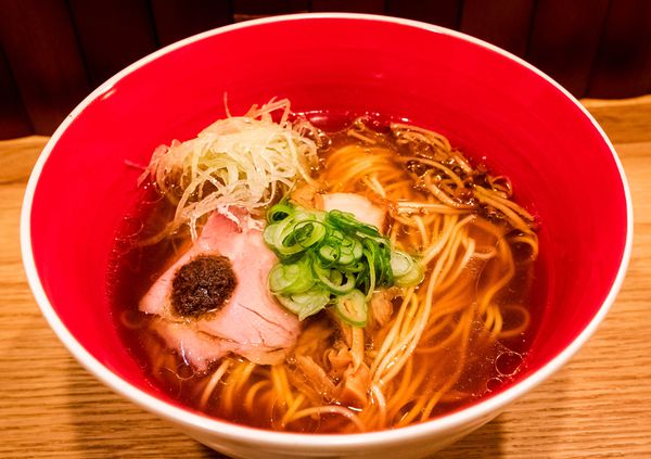 東京に限らず、日本全国で見ても屈指の実力ラーメン店と言って差し支えないのがここ。素材や調味料を徹底的に吟味し、他所では真似できない発想で作り上げるラーメンはどれも大評判。特に看板メニューの醤油は、最高級の黒トリュフオイルやソースを加えて1杯の料理に仕上げたという、店主渾身の作。正直マニアックな方向性のラーメンながら、あらゆる方面から高評価を受ける仕上がりは凄いの一言。他に塩ラーメンや、つけ麺などもあります。実は個人的には、ラーメンよりつけ麺の方がオススメです。