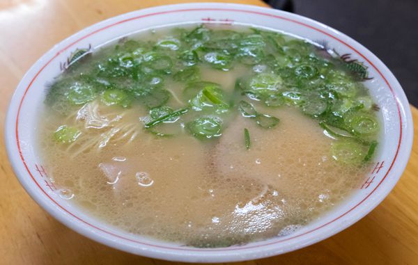 While in the suburbs of Fukuoka City, attract a lot of people and also a holiday, it is the Fukuoka Prefecture, one of the best super-famous ramen shop. Individual pig bone soup, a firm good aftertaste is characteristic crisp while there is a taste, easy to eat without such a strange smell. And preeminently delicious. If the Fukuoka city of pig bone ramen, I have here is a recommendation about good to say that I like No. 1. Tourists and businessmen during the business trip is not a place, such as visiting a flash, I want you to try carrying all means foot if there is time to spare. If you eat the noodles, it would seem that it was good absolutely come. The point is to ensure the author.