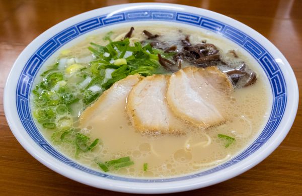 福岡市郊外に位置する、地域密着型の超人気ラーメン店です。スープは油分少なめでライトな仕上がり、代わりにちょっと塩分強めないう印象。インパクトはそんなに強くないものの、食べる程にもっと食べたくなるような後引く美味しさがたまりません。そして個人的には、ここの盛り付けが凄く好き。シンプルだけど美しく、出てきた瞬間に「そうそう、こういうラーメンが食べたかったんだよね」と思わず心の中で頷いてしまいました。元気良く愛想のいいスタッフの皆さんをはじめ、活気ある店内の雰囲気も素敵。今回紹介するラーメンの中でもベスト3には入れたい。